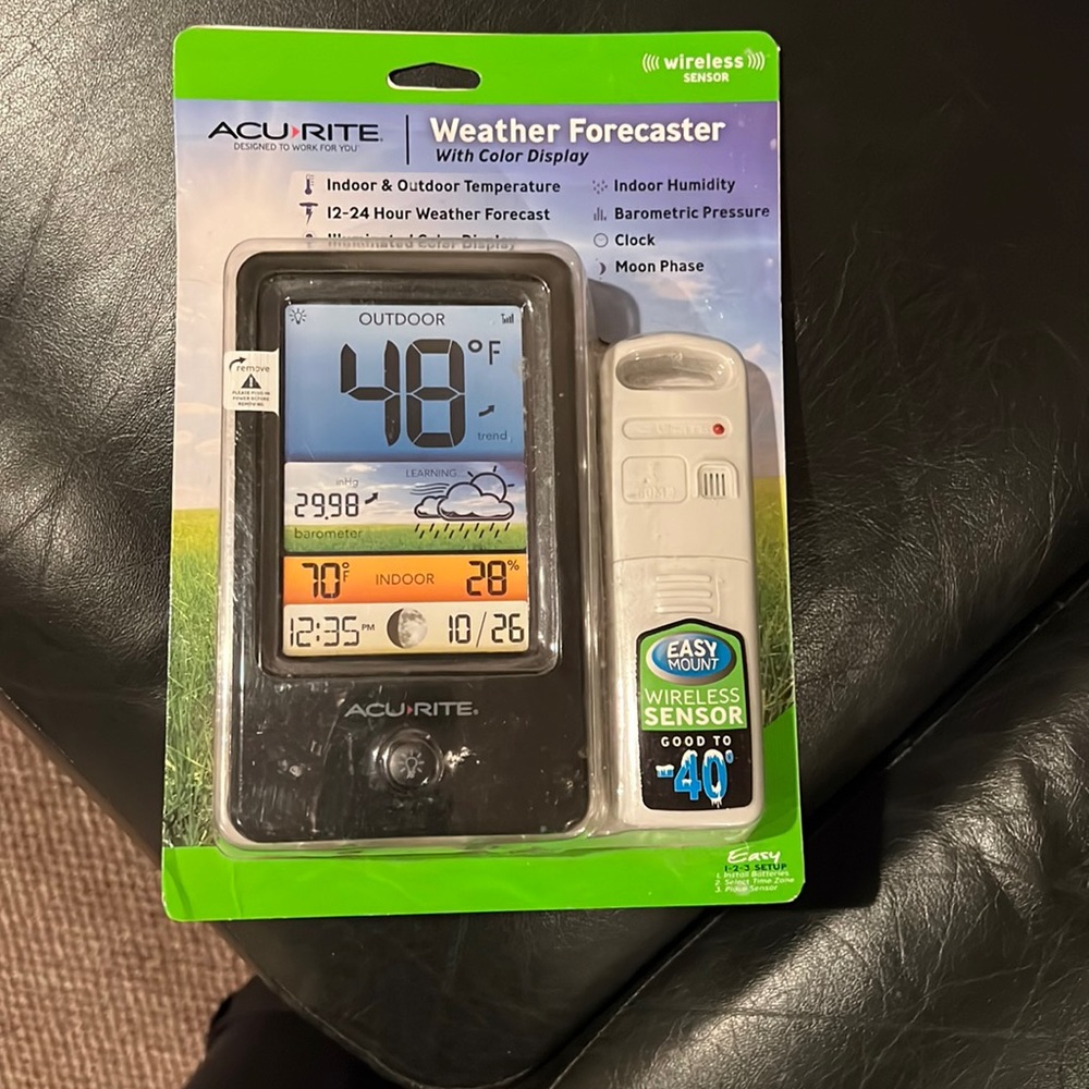 Acu Rite weather forecaster with color display NWT